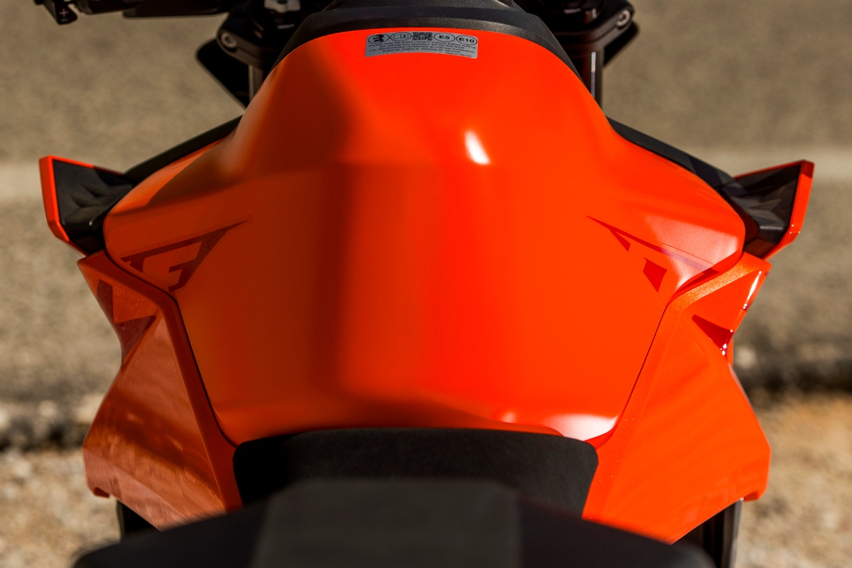 KTM 990 DUKE 2024 2WO 17